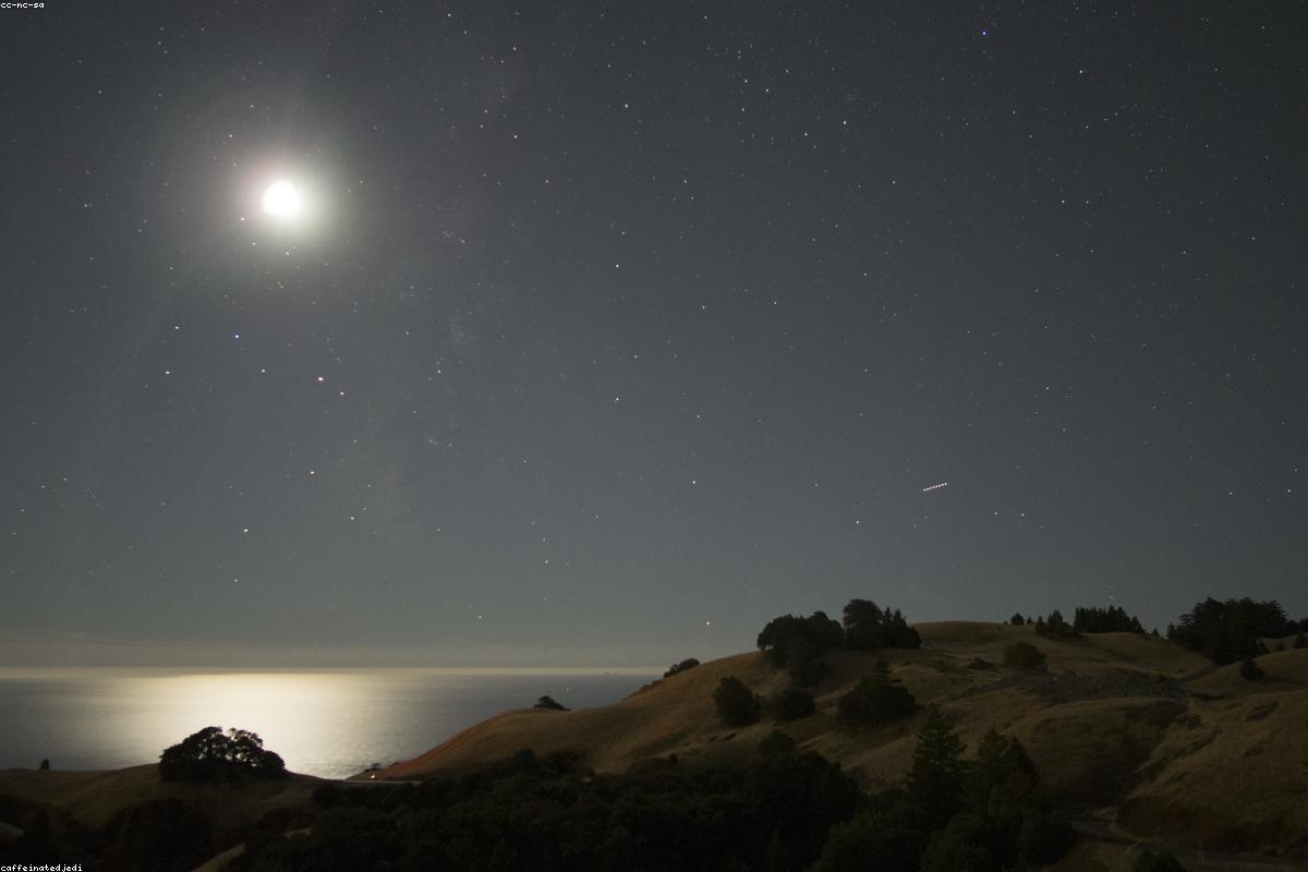 Single bright meteor in frame