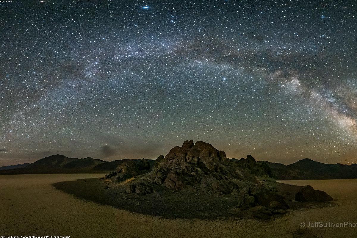 Green airglow on horizon