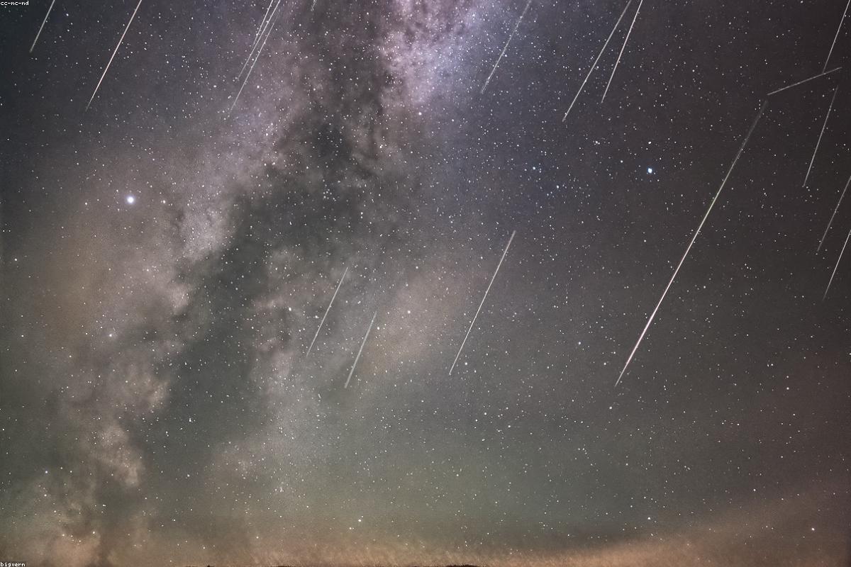 Single meteor streak in frame